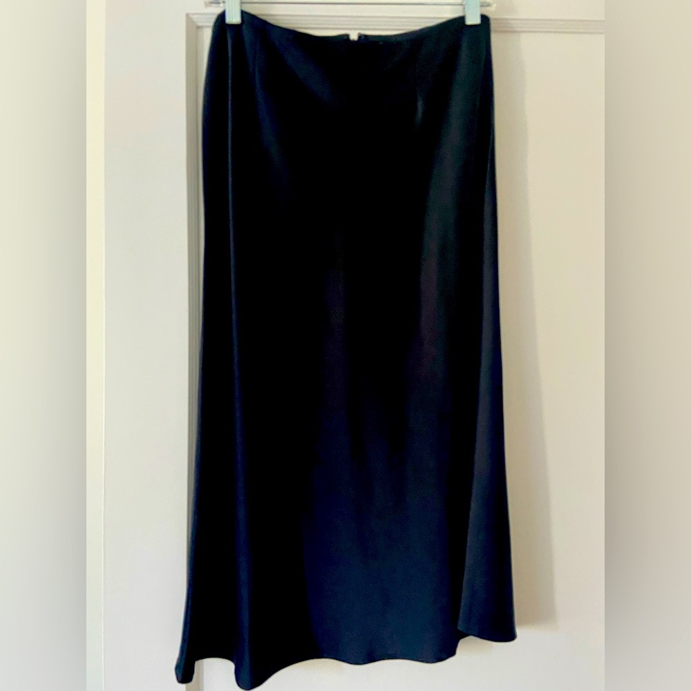 CHICO’S NWT Satin Black Skirt
Never worn CLASSIC skirt and beautiful styling NWT
